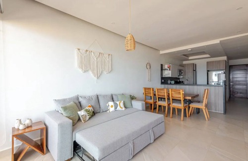 San Francisco Apartment | Excellent beachfront apartment with pool.