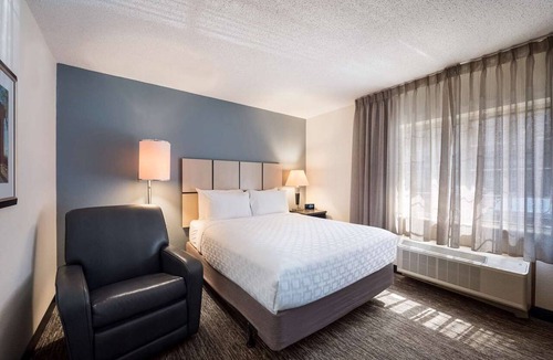 Clearwater Hotel | Excellent Choice! Unit with Full Kitchen, Outdoor Pool, Pets Allowed!