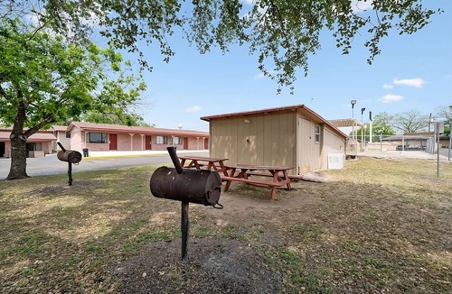 Beeville House | Excellent Choice! With Free Parking, Pets are Welome!