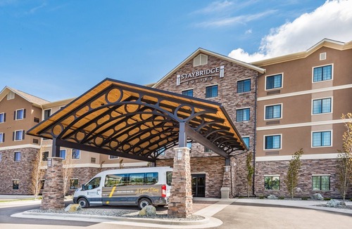 Midtown Anchorage Apartment | Excellent Mid-Town Location | Free Daily Breakfast, Pool & Hot Tub Access