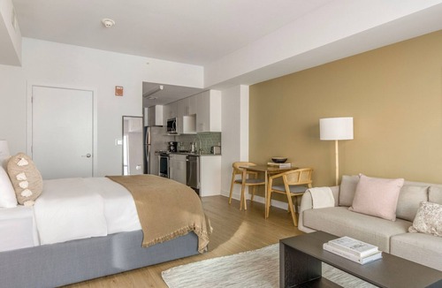 Mount Vernon Triangle Apartment | Excellent Mount Vernon Studio w/Roof Pool, nr Nightlife, by Blueground