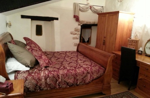 Gaugeac House | Excellent recently renovated town house originally constructed in 1352 in centre
