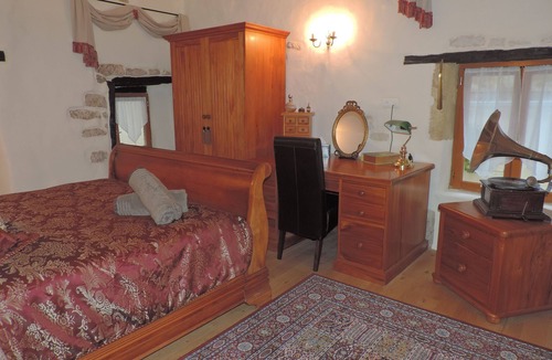Gaugeac House | Excellent recently renovated town house originally constructed in 1352 in centre