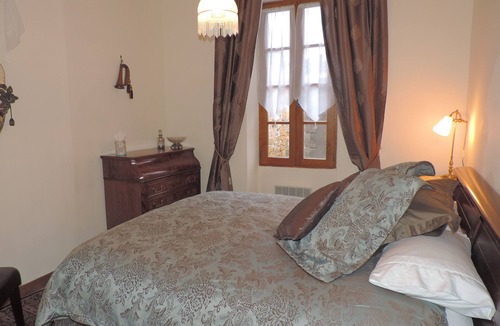 Gaugeac House | Excellent recently renovated town house originally constructed in 1352 in centre