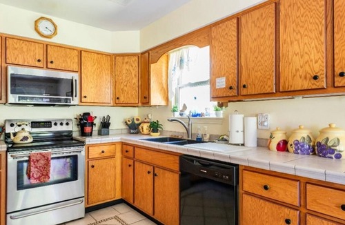 Bardstown House | EXCEPTIONAL 1 STORY HOME 3 Bd 2 Ba/3XL BEDS Near TOWN on BOURBON TRAIL Garage