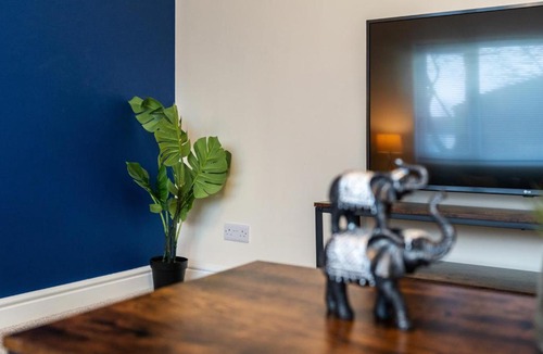 High Hazels Apartment | Exceptional 3 bed house with homely comforts, Close to fast food, supermarkets and city centre