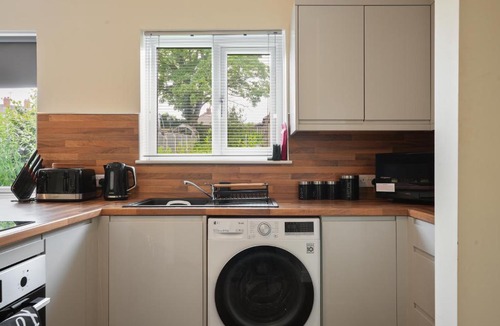 High Hazels Apartment | Exceptional 3 bed house with homely comforts, Close to fast food, supermarkets and city centre