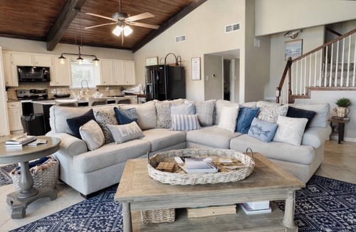 Enchanted Oaks House | Exceptional 4/2 Waterfront Retreat! Ski, R&R, Family Getaway &Ladies Trip