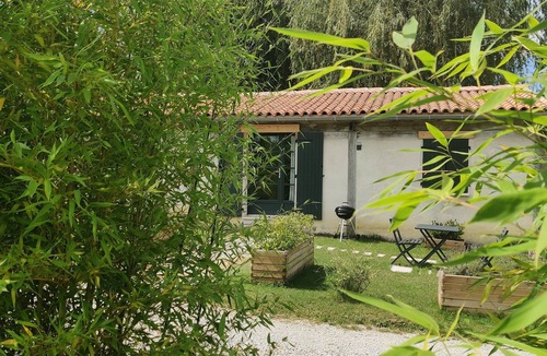 Soyaux Cottage | Exceptional bungalow, spacious, shared pool, for long stays