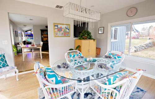 Mystic House | Exceptional Contemporary Retreat with 4 King Beds in Mystic CT