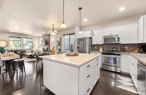 Cedar Hills House | Exceptional Location & Vibes, New Décor, Artwork, & Furnishing, Community Pool, 8 Miles to Portland
