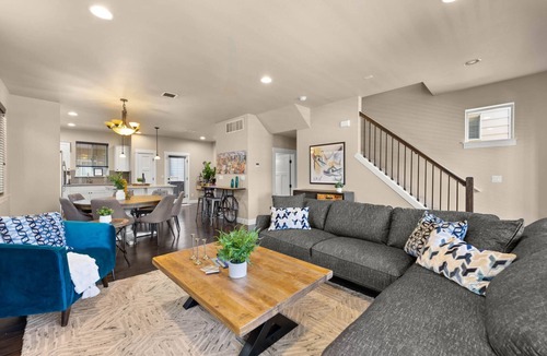 Cedar Hills House | Exceptional Location & Vibes, New Décor, Artwork, & Furnishing, Community Pool, 8 Miles to Portland