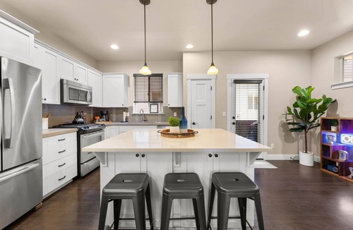 Cedar Hills House | Exceptional Location & Vibes, New Décor, Artwork, & Furnishing, Community Pool, 8 Miles to Portland