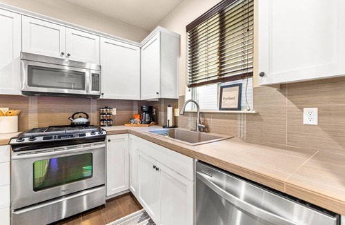 Cedar Hills House | Exceptional Location & Vibes, New Décor, Artwork, & Furnishing, Community Pool, 8 Miles to Portland