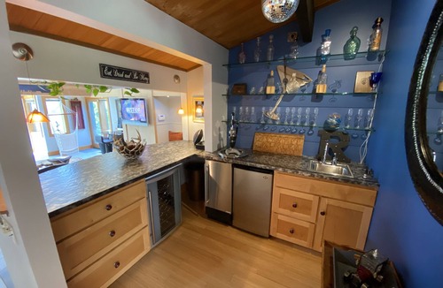 Harlow House | Exceptional retreat near University of Oregon Athletics. Casa del Roots