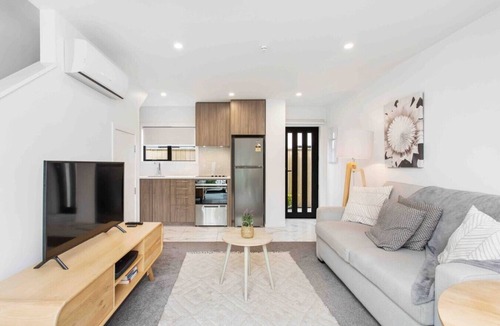 Christchurch City Centre Villa | Exceptional Value For Money Sunny Warm 5 Mins CBD