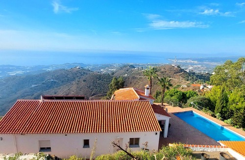 Sayalonga Villa | Exceptional Villa Estrellita: 180 ° Sea and Mountain View Private swimming pool.