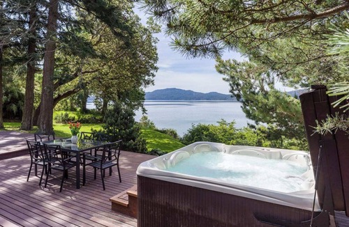 Eastsound House | Exceptional waterfront cottage with beach access. Private Hot Tub, One bedroom King Suite, Gas Fireplace, Radiant-Heated Floors, WIFI, Half Mile Walk to town along the beach. Kayak rentals nearby. Perfect for couples seeking relaxation by the water.