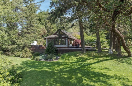 Eastsound House | Exceptional waterfront cottage with beach access. Private Hot Tub, One bedroom King Suite, Gas Fireplace, Radiant-Heated Floors, WIFI, Half Mile Walk to town along the beach. Kayak rentals nearby. Perfect for couples seeking relaxation by the water.