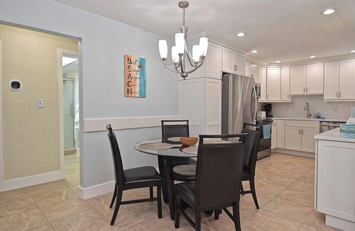 Siesta Key Villa | Exceptionally Clean Villa. Short Walk to Beach, Dining, Shopping & More! VH169