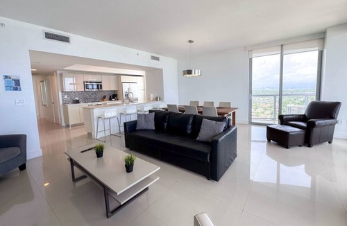 Hallandale Beach Apartment | Exclusive 3 bedrooms apartment w/Amazing View