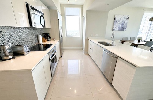 Hallandale Beach Apartment | Exclusive 3 bedrooms apartment w/Amazing View