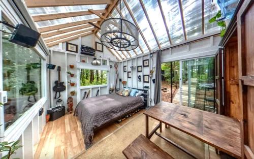 Brantingham House | Exclusive Cabin Rental on Grant Island, with Access to Hot Tub and Lakeside Activities