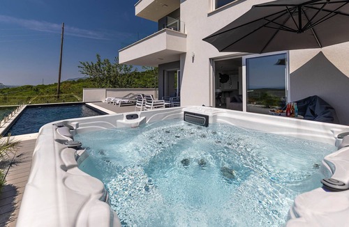 Grizane Villa | Exclusive.. Charming. Relaxing. Comfortable. Strong Features of Villa Ena