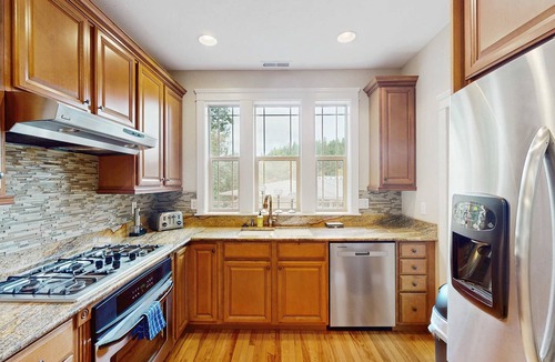 Southeast Eugene House | Exclusive Eugene retreat close to university with natural forest calm