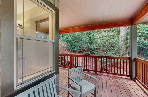 Southeast Eugene House | Exclusive Eugene retreat close to university with natural forest calm