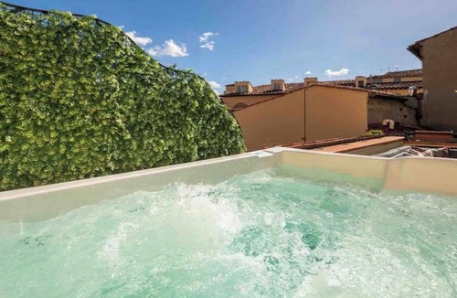 San Frediano Apartment | Exclusive Florence Getaway with Jacuzzi, Terraces & Concierge Services