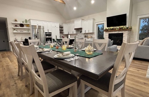 Dandridge House | Exclusive Lakefront Retreat - Spacious 5 bdr house in Dandridge on Douglas Lake