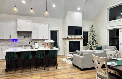 Dandridge House | Exclusive Lakefront Retreat - Spacious 5 bdr house in Dandridge on Douglas Lake