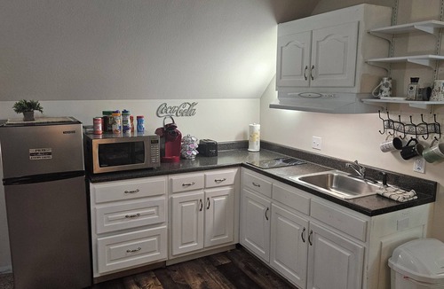 Cleveland House | EXCLUSIVE LARGE 2 BEDROOM SUITE W/THEATER ROOM + KITCHEN
