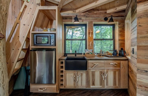 Zirconia Cabin | Exclusive Luxury Treehouse Escape with Soaking Tub & Pizza Oven Near Waterfalls, Zirconia, NC