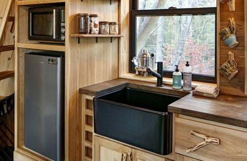 Zirconia Cabin | Exclusive Luxury Treehouse Escape with Soaking Tub & Pizza Oven Near Waterfalls, Zirconia, NC
