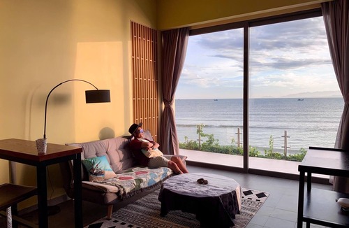 Ninh Hai Bed & Breakfast | Exclusive Oceanfront Bungalow with infinity swimming pool