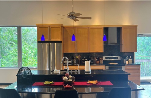 Sebring House | Exclusive & Private 2nd fl unit. 2-2 + bonus room, close to Sebring Raceway.