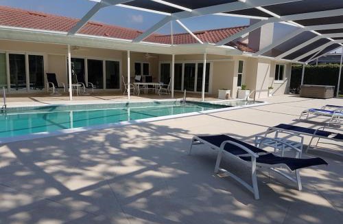 Park Shore House | Exclusive Villa - Lakeside, 4 Minutes to Private Beach
