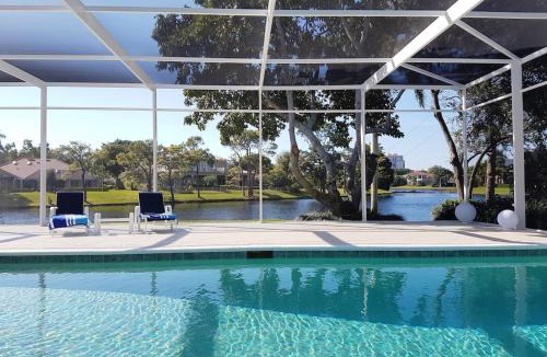 Park Shore House | Exclusive Villa - Lakeside, 4 Minutes to Private Beach
