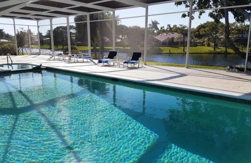 Park Shore House | Exclusive Villa - Lakeside, 4 Minutes to Private Beach