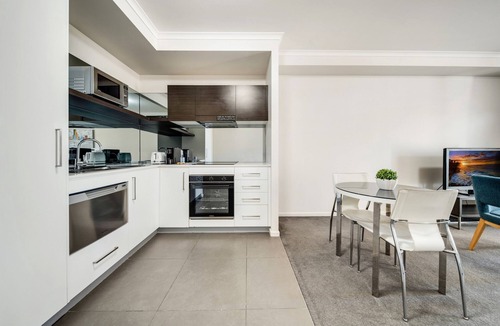 Greenway Apartment | Executive 1-Bed by Lake & Local Shops