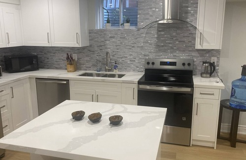 Hamilton Apartment | Executive 1250sqft Legal Suite - Modern, Furnished & Private in Meadowlands