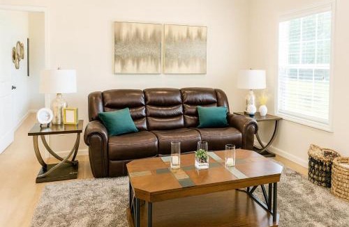 Vidalia House | Executive 1BR Home - King Bed - Workspace - Quiet Vidalia Stay