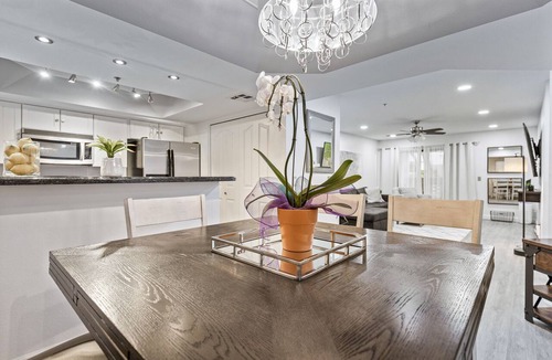 Camelback East Condo | Executive 2 Bdrm Condo in the Heart of Biltmore!