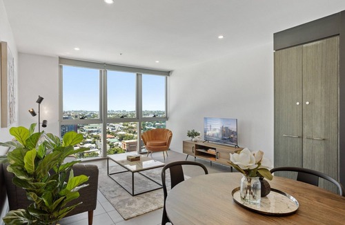 Woolloongabba Apartment | Executive 2-Bed with Stadium View, Great Amenities