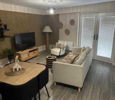 Manchester Apartment | Executive 2 Bed Condo with Free Parking