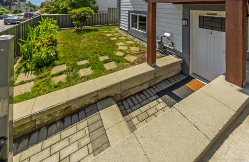 New Westminster House | Executive 2 Bedroom Garden Suite Free Parking - Save on Long Stays!