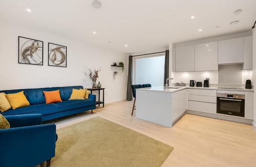 Newham Apartment | Executive 3-Bed 2-Bath Apartment Central London