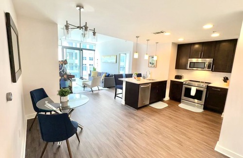 North Buckhead Apartment | Executive 3BR Buckhead Penthouse/Pool/Balcony/Walk to Lenox,Phipps Plaza & Marta